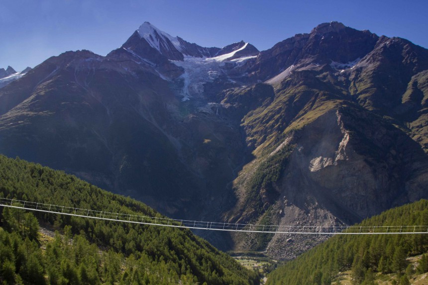 Älä lähde ylittämään tätä siltaa, jos korkeat paikat pelottavat. Kuva: Zermatt.ch