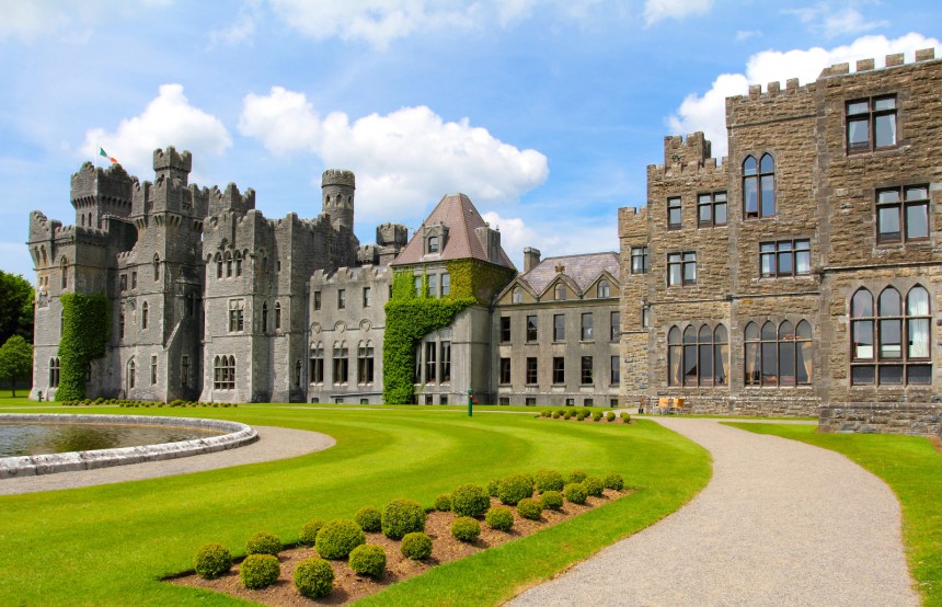 Irlanti on pullollaan upeita ja historiantäyteisiä linnoja. Tässä kuusi vinkkiä linnamatkailuun Irlannissa.
