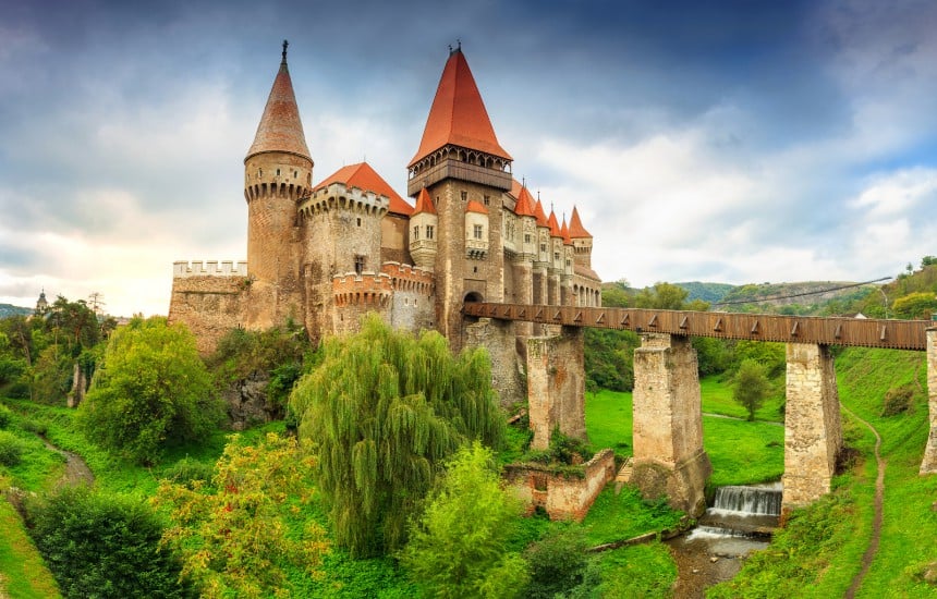 Romaniassa karkoitetaan pahoja henkiä ja sairauksia valkosipulin avulla. Kuvassa Corvinin linna, jota pidetään Draculan linnan esikuvana.
