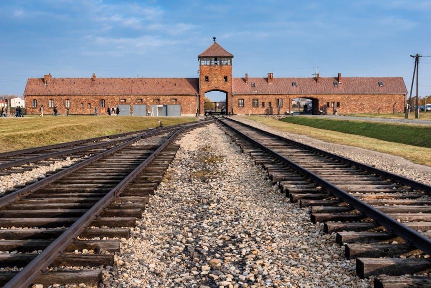 Piikkilanka-aitoja ja kaasukammioita – vierailu Auschwitzin keskitysleirillä saa kyyneleet silmiin
