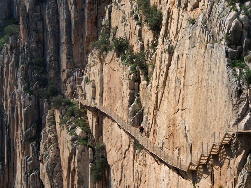 Caminito del Rey uudistettiin 2014. Patikointi vuorenrinteessä vaatii silti rohkeaa mieltä ja kestävyyttä. Kuva: Sergey Kosarev | Dreamstime.com