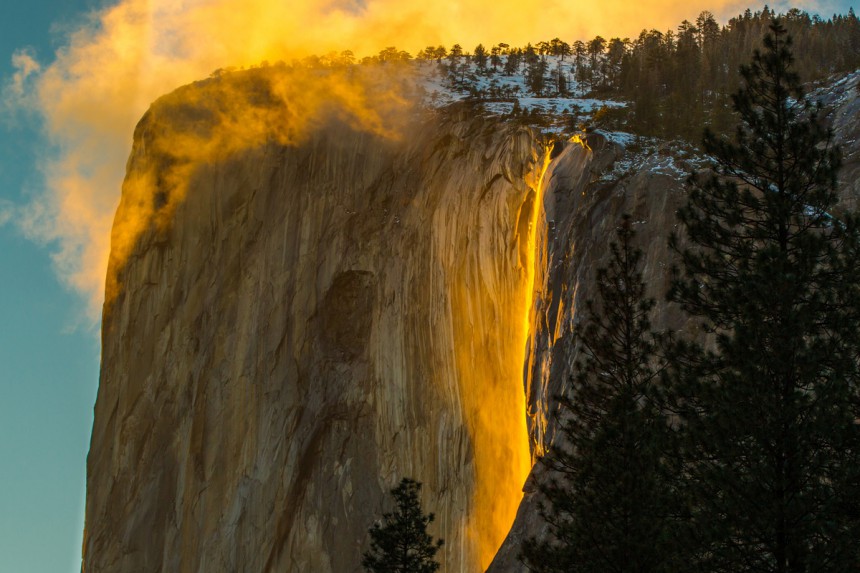 Yosemiten kansallispuistossa vesiputous hehkuu kuin laava
