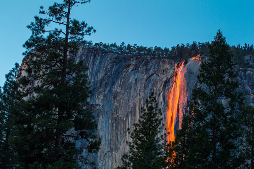 Laavaa vai vettä? Yosemiten Horsetail Fall -vesiputous hehkuu helmikuussa auringonlaskun aikaan kuin tuli