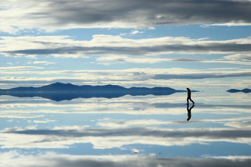 Salar de Uyunista tulee sadekauden jälkeen maailman suurin peili. Kuva: Takahiro Sanui | Dreamstime.com