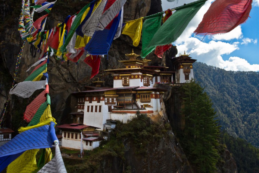 Paro Taktsang eli Tiikerin pesä sijaitsee yli kolmen kilometrin korkeudessa Himalajalla. Kuva: Julian Bound | Dreamstime.com