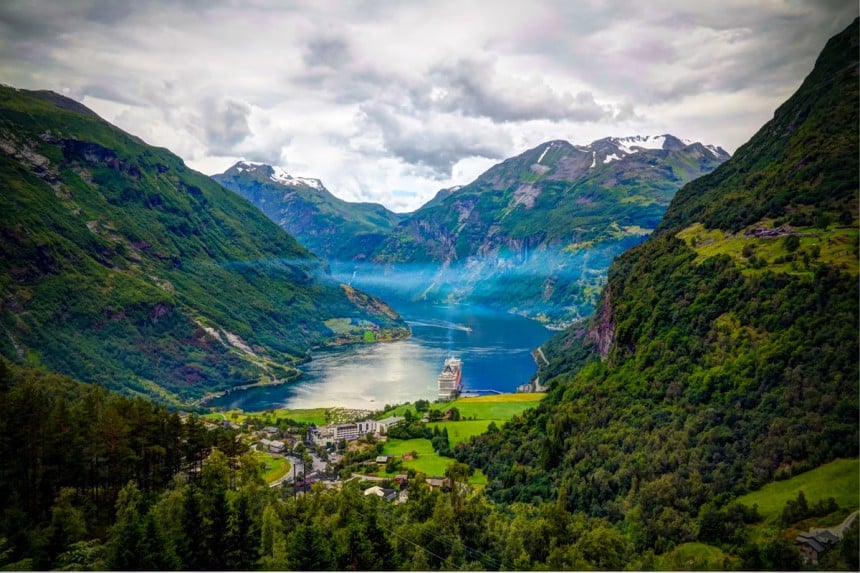 Patikoijien unelmamaisemissa: norjalainen Peikonpolku vie luonnonystävän vuonon pohjalta kohti korkeuksia