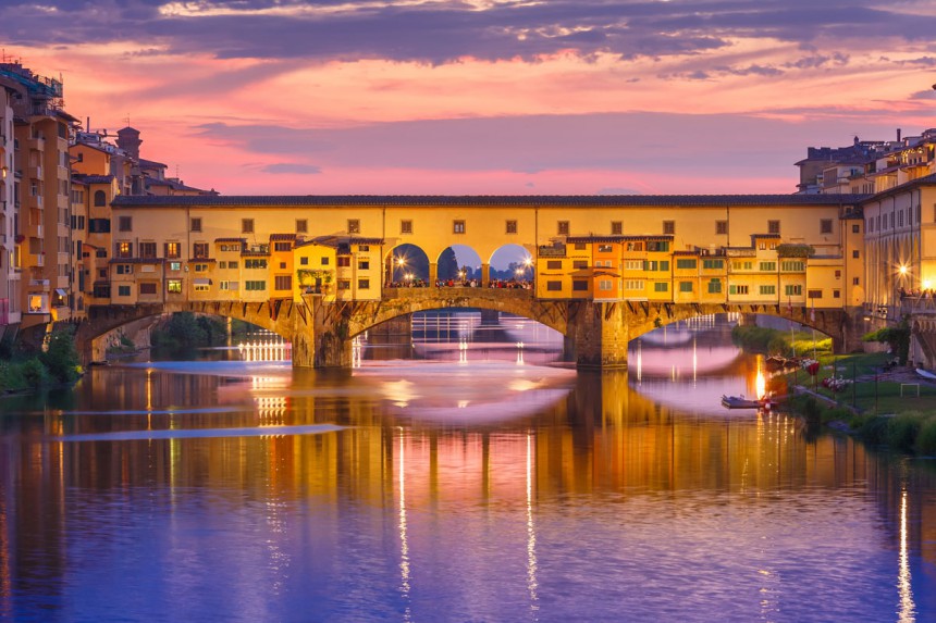 Firenzen keskellä virtaavan Arno-joen yli kulkee kuuluisa Ponte Vecchio eli vanha silta. Kuva: Olgacov | Dreamstime.com