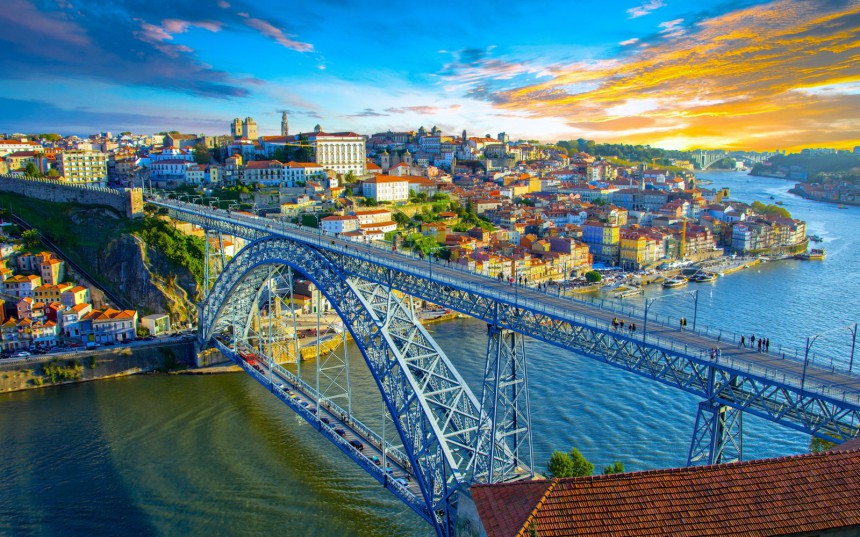 Porto sijaitsee Douro-joen rannalla. Kuva: Alexi Tauzin | Adobe Stock