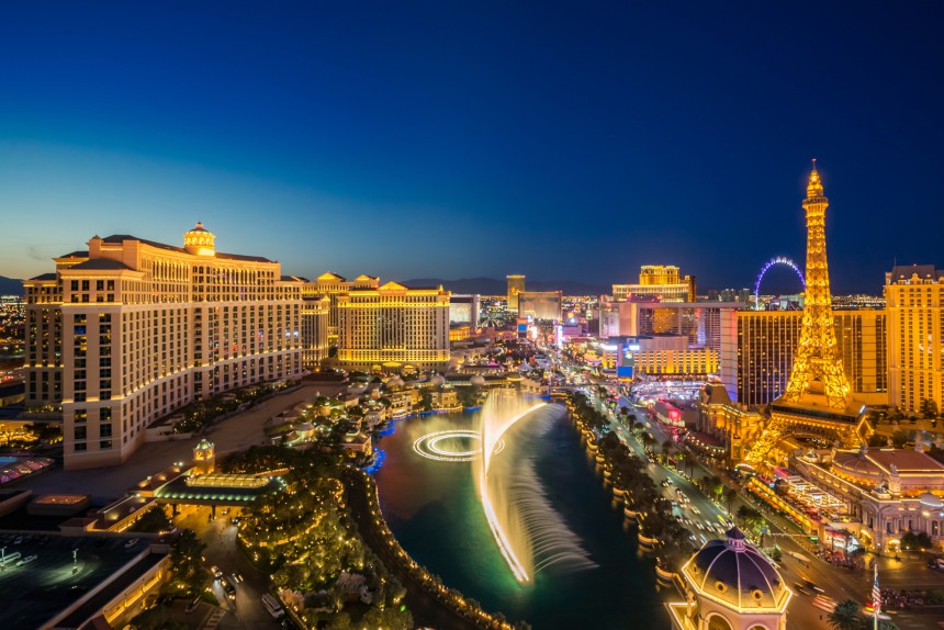 Hämmentävä Las Vegas - vasemmalla kuvassa legendaarinen Bellagio-hotelli. Kuva: vichie81 | Adobe Stock