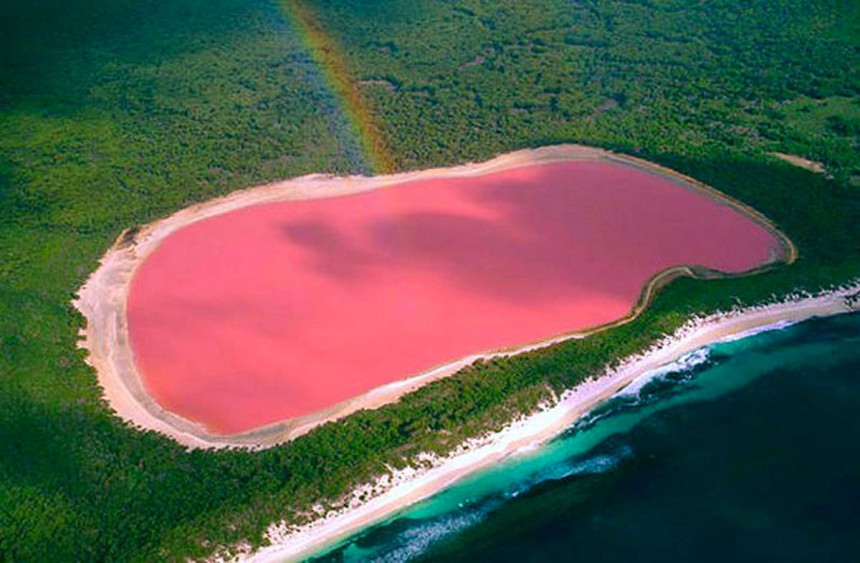 Lake Hillier on väriltään hämmentävän pinkki. Kuva: Wikicommons