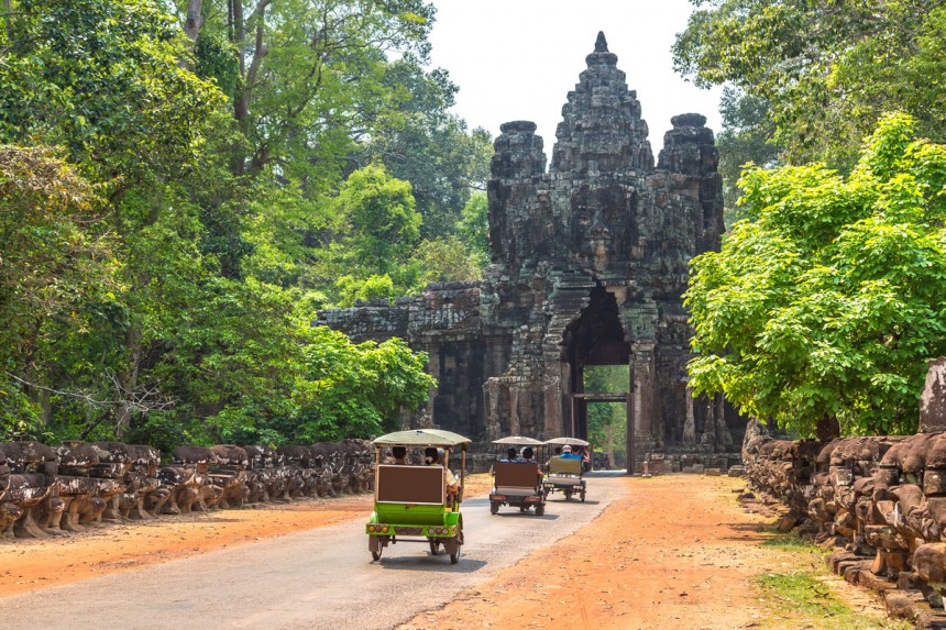 Tuktuk on näppärä ja edullinen vaihtoehto Angkorin temppelialueeseen tutustumiseen. Kuva: © Sergii Figurnyi | Dreamstime.com
