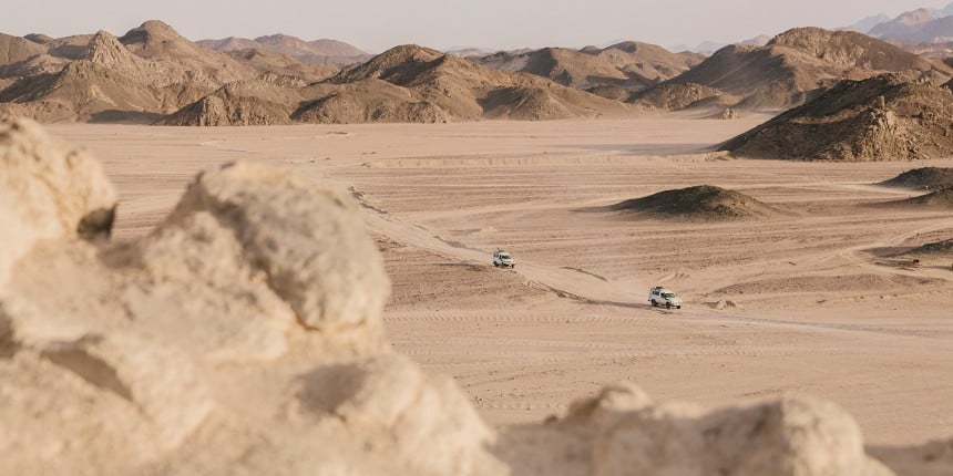 Aavikolla voi kokea jeeppisafarin tai tutustua beduiinikyliin. Kuva: Aurinkomatkat