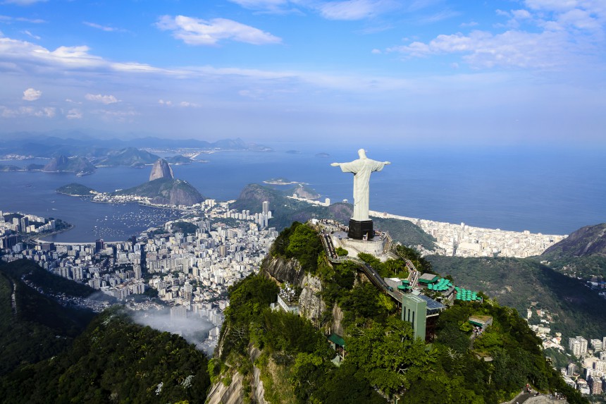 Rio de Janeiron Corcovado-vuoren päällä nököttää Kristus-patsas. Kuva: Dreamstime