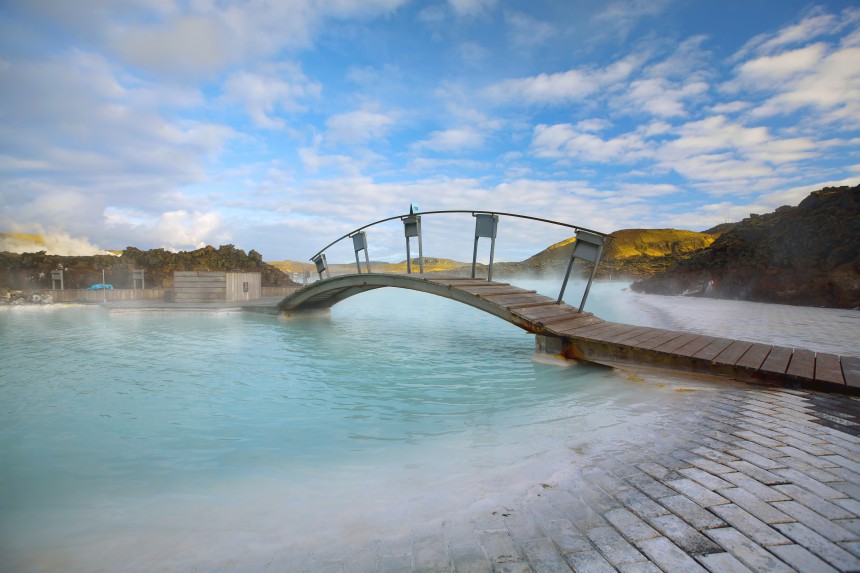 Kylpeminen Reykjavikin lähellä sijaitsevassa Blue Lagoonissa on hieno kokemus. Kuva: Dreamstime