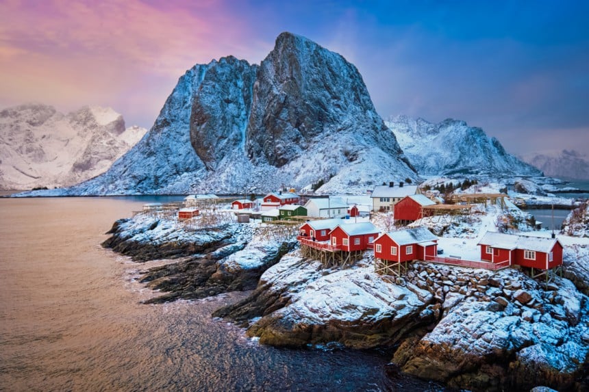 Hamnøyn kalastajakylä Norjan Lofooteilla on kaunis kaikkina vuodenaikoina. Kuva: © Dmitry Rukhlenko | Dreamstime.com