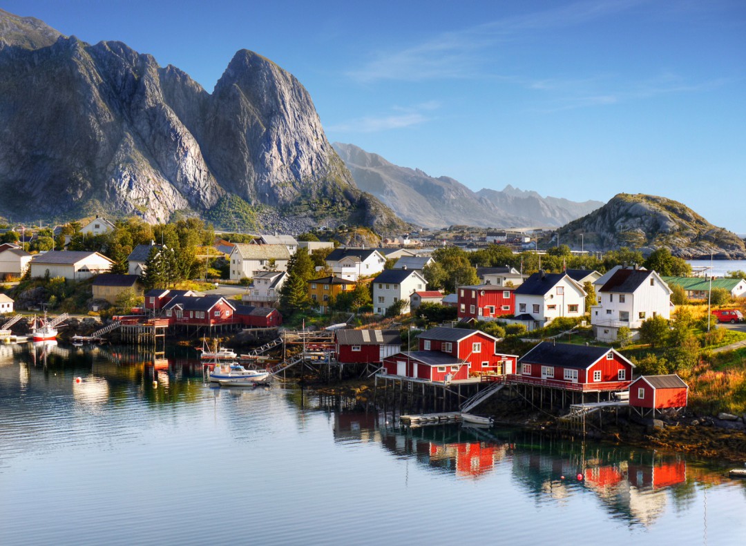 Upeat maisemat ja sympaattiset kylät hurmaavat Lofooteilla Norjassa. Kuva: Helena Bilkova | Dreamstime.com