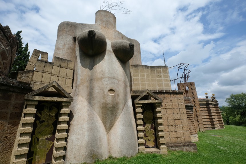 Yksi fantasiaelementeistä on jättikokoinen alaston torso. Kuva: Francesco Lorenzetti | Dreamstime.com