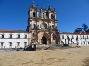43 m korkea ja 220 m pitkä, barokkia ja goottilaista tyyliä, suurin kirkko Portugalissa