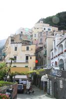 Amalfin kaupunkia vasten aurinkoa kuvattu