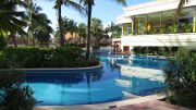 Aamuauringon sarastus Grand Bahia Principe Akumal & Coban altaiden ylle