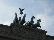 Hevoset Brandenburgin portin päällä