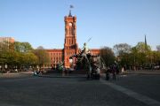 Neptunbrunnen ja Roten Rathaus