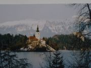 Luostarisaari järven keskellä