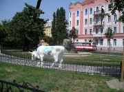 Ja lisää lehmäpatsaita Bratislavan kadulla