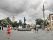 Bitolan keskusaukio, kirkkoja ja moskeijoita ympäri aukion...