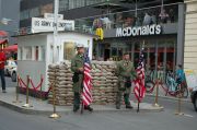 Checkpoint Charlie ja Mäkki sulassa sovussa