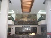 Hotellimme Dang Dern hotellin aula toisessa kerroksessa liukuportaat