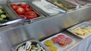 \"Hotelli Oasiksen aamiaistarjontaa\"