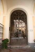 Caprin kaupungin yksi kauniista porteista ja pihapiireistä