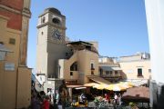 Caprin kaupungin kirkkoaukio kahviloineen ja turisteineen