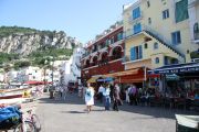 Caprin kaupungin vilkasta rantakatua 