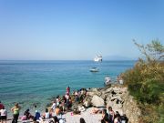 Ihmiset paistattelivat päivää Caprin rannalla