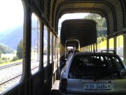 Davosiin menijä oikaisee junalla vuoren ali Klosterdorfiin
