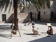 Dubain Heritage -museosta. Lapset leikkivät pihalla. 