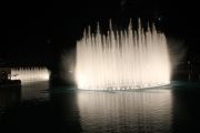 Valo&vesi show Dubai Mallin edessä