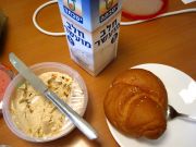 Tyypillistä israelilaista: humusta, sapattileipää, maitoa