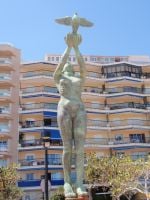 Kiva patsas Paseo Maritimolla, rantakadulla.