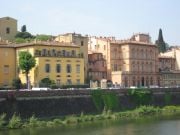 Firenzen Arno -joen varren asuinrakennuksia