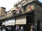  Ponte Vecchion silta on täynnä myös muotiliikkeitä 