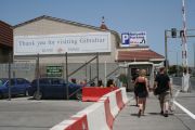 Gibraltarin lentokentän yli kävellen Espanjan rajalle