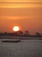 Auringonnousu Gambia-joella ja paikallisten vene