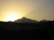 Auringonlasku beduiinikylässä