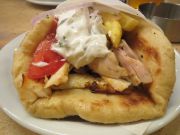 Kyl nää gyros pitat vaan on hyviä ja halpoja, ensimmäinen kuva Gyros pita 2.50€ toinen kana Gyros pita 2.70€