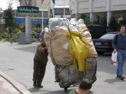 yksityisyritteliäisyyttä - Millet Caddesi - kierrätäjä kerää muovit roskiksista