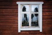 Ikaalislaisesta  ikkunasta heijastuu maisema Uuden Seelannin Napierista