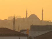 Auringonlaskun aikaan Istanbulin siluettia